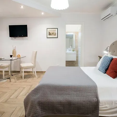 Plum Guide - Palatine Grand Apartment Rom