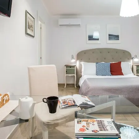 Plum Guide - Palatine Grand Apartment *